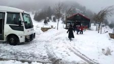انقاذ ركاب حافلة احتجزتها الثلوج اعالي القموعة وتحذير من التوجه الى الطرق الجبلية بسبب الجليد