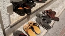 لصوص بعثروا أحذية المصلين في مسجد في طرابلس أثناء صلاة الجمعة واستغلوا انشغالهم لنشل جيوبهم!