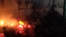 بالصور/ عناصر الدفاع المدني عملت فجر اليوم على سحب جثتي طفلين من داخل منزل ذويهما الجاهز الصنع في  عبدللي - البترون بعد اندلاع النيران بداخله