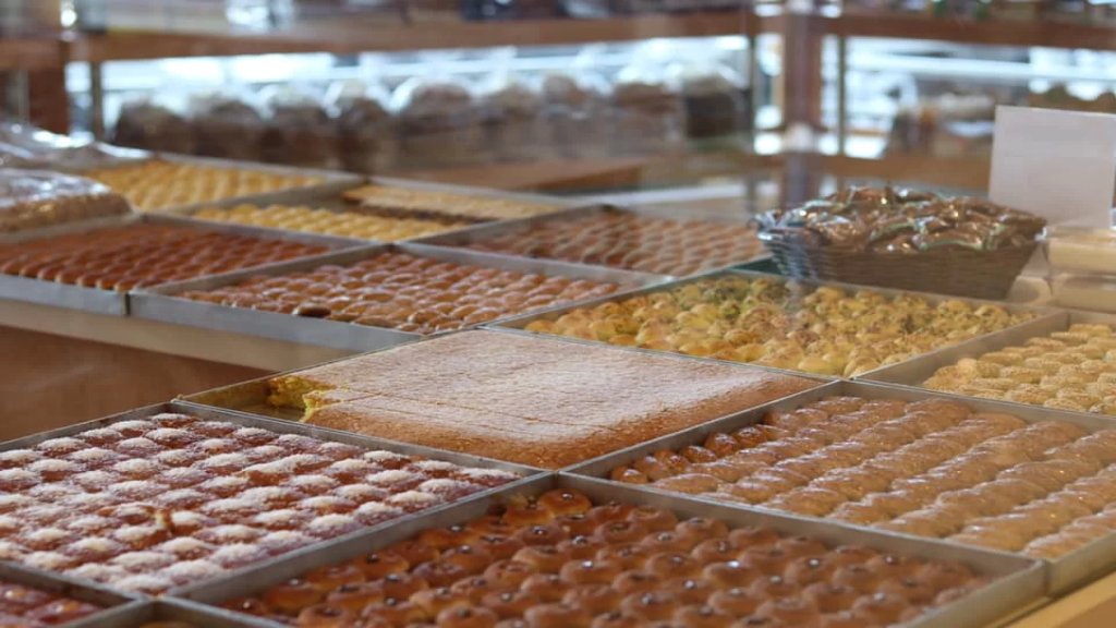  النمورة والمعكرون للفقراء أما زنود الست فلمن يجدون إليها سبيلاً..  قطاع "الحلو": يوم حلو يوم مرّ!