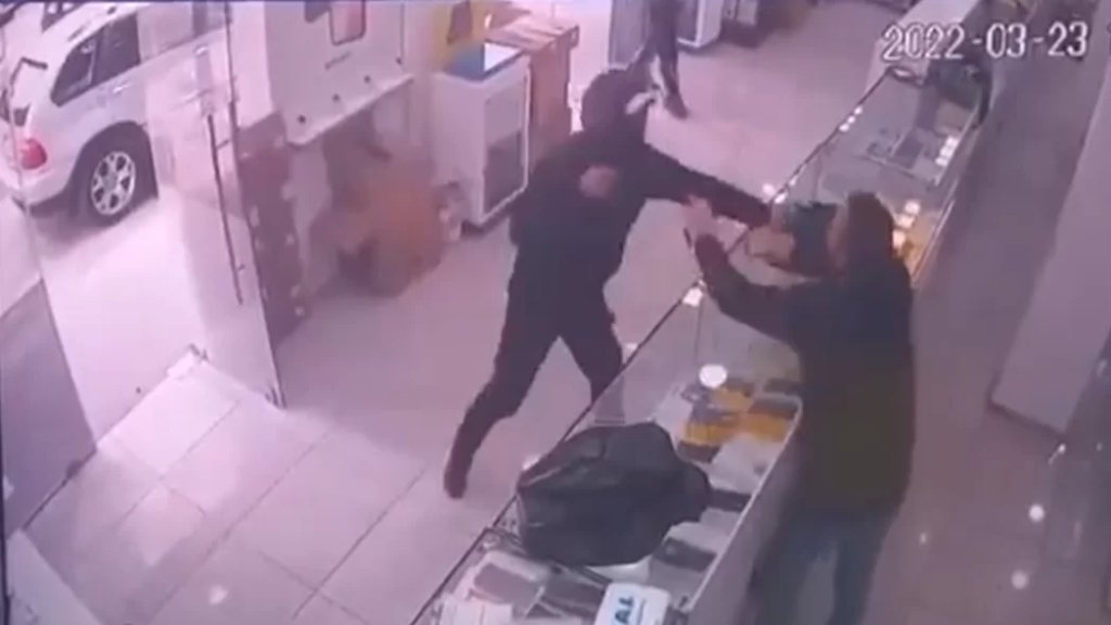 فيديو متداول لإصابة صاحب محل في برج البراجنة بطلق ناري خلال محاول سلب بقوة السلاح