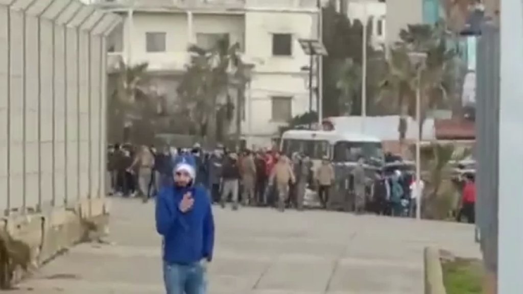 بالفيديو/ الاشكال خارج ملعب صيدا بين الجمهورين اللبناني والسوري