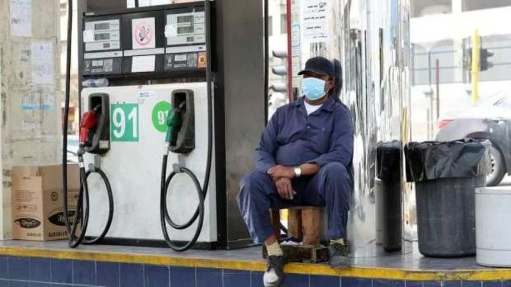 طوابير أمام المحطات رغم أن البنزين متوفر.. والسبب قلق أصحاب المحطات من آلية سعر الصرف!