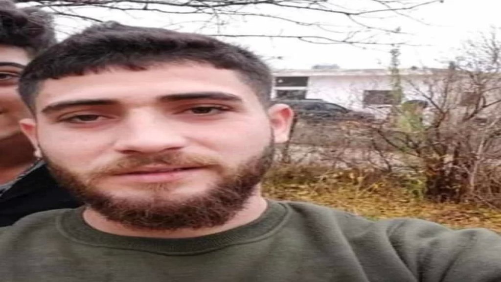 صورة للشاب محمد نواف ناصر الدين، البطل الذي عاون الجيش اللبناني للإمساك بالقاتل الثاني الفار المشارك بجريمة قتل الأم وبناتها الثلاث في انصار. 