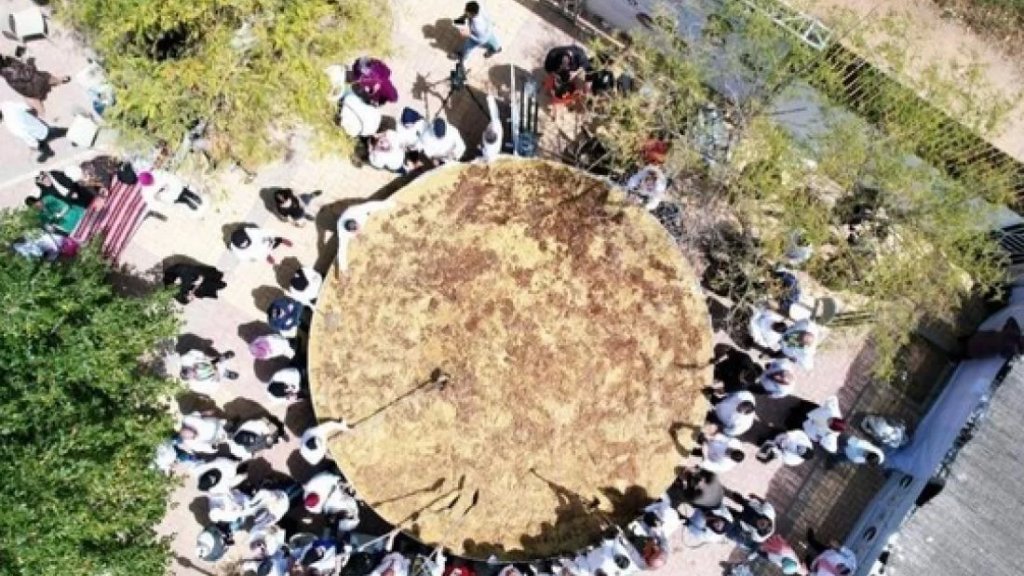 بالفيديو/ أكبر طبق &quot;مجدرة&quot; في العالم بمدينة أريحا الفلسطينية