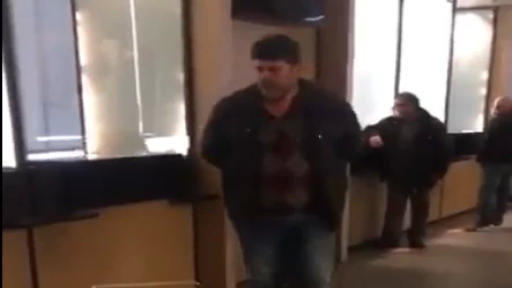 بالفيديو/ إصابة مودع بأزمة قلبية... بعد محاولته المطالبة بأمواله في أحد المصارف!