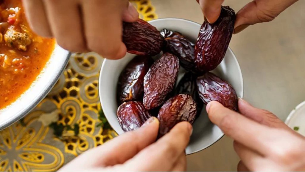 مبادرة لطيفة لدعوة عائلات تمر بأوضاع معيشية صعبة لإفطار رمضاني في مطعم Green Town.. هكذا يمكنكم المساهمة بـ"من فطّر مؤمنًا"!