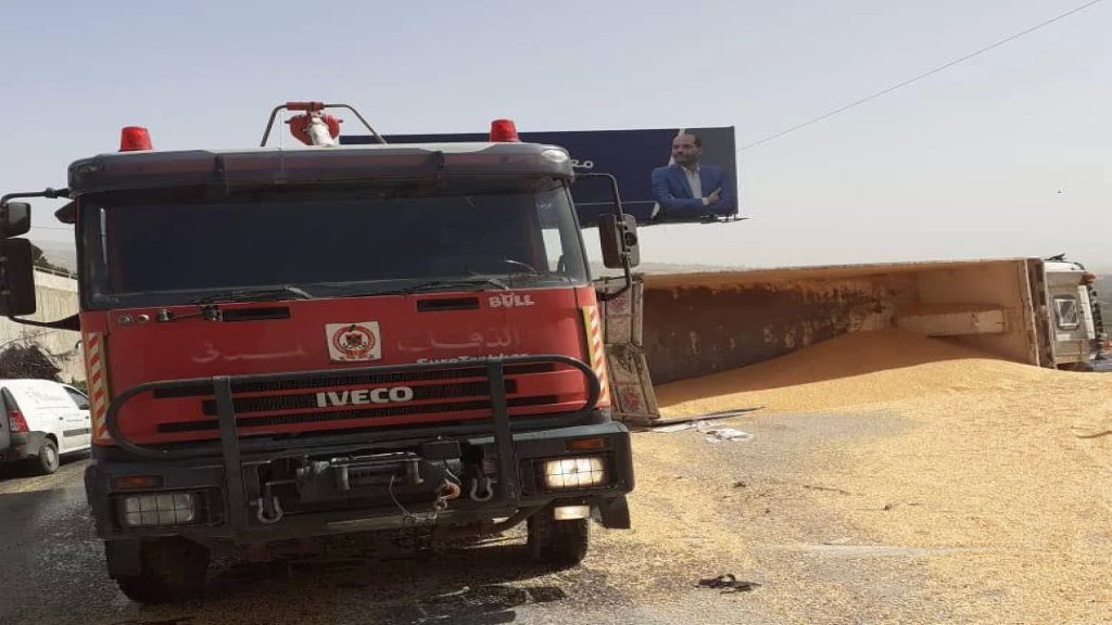 بالفيديو/ انقلاب شاحنة محملة بالقمح على الطريق الدولية في مكسة-البقاع