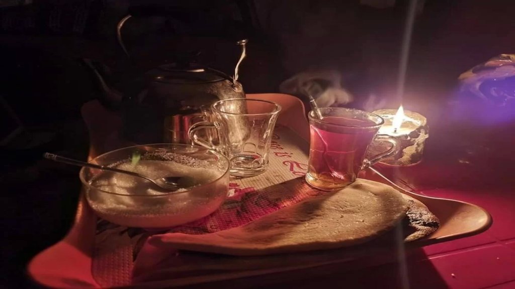 سحور ع ضو الشموع.. أصحاب مولدات أطفأوا مولداتهم والمواطنون بانتظار "تشريف" الكهرباء لساعة واحدة فقط!