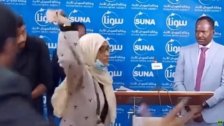 بالفيديو/  "لدي رسالة من الشعب السوداني"... صحفية ترمي حذائها على سياسي خلال مؤتمر!