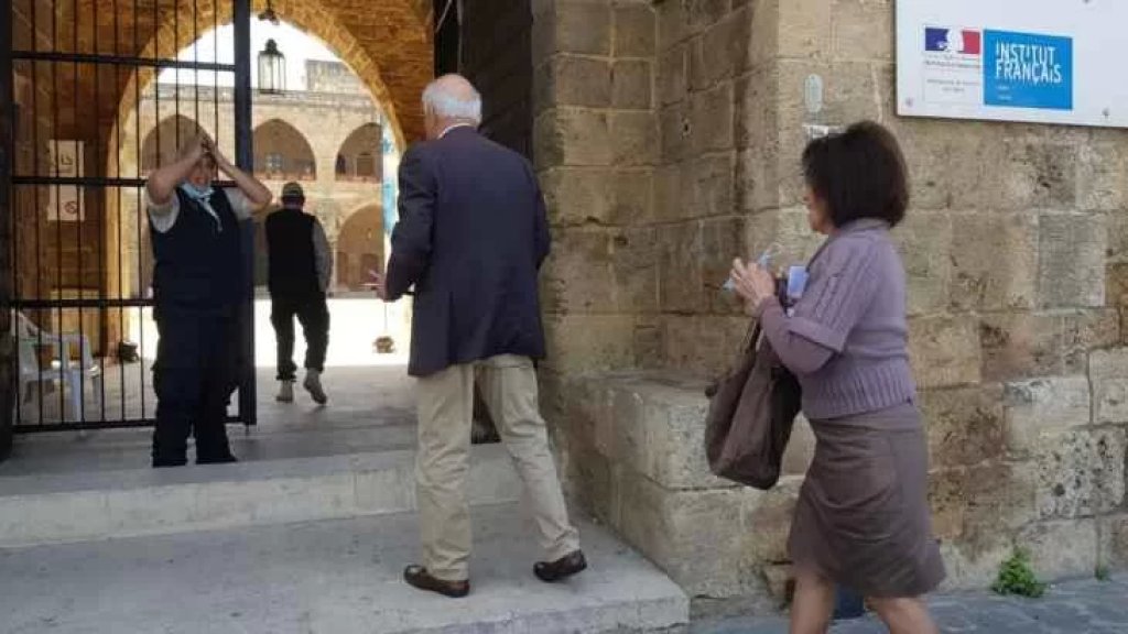 الفرنسيون في لبنان يدلون بأصواتهم بالانتخابات الرئاسية في خان الافرنج بصيدا