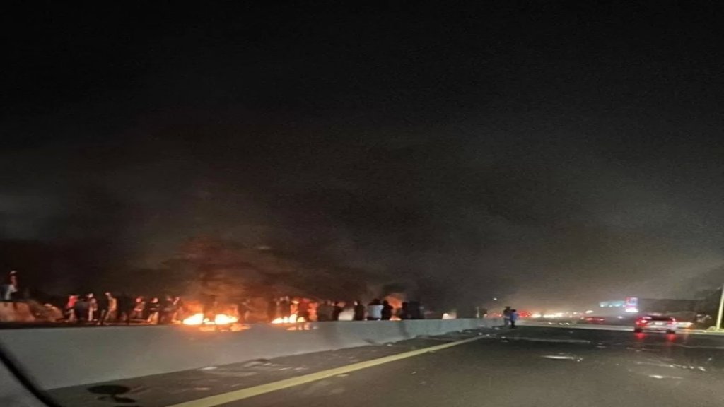 فيديو متداول... قطع السير لفترة وجيزة على اوتوستراد خلدة باتجاه بيروت