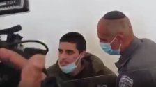 بالفيديو/ والدة الطفل الفلسطيني أحمد مناصرة لحظة إحضاره إلى قاعة المحكمة في بئر السبع: "حبيبي انت، يا عمري، هيني يما"