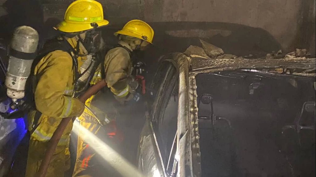 بالصور/ اخماد حريق ٤ سيارات داخل مبنى سكني مؤلف من ٨ طبقات في برج البراجنة واخلاء السكان اثر اصابة مواطنة منهم بضيق في التنفس.