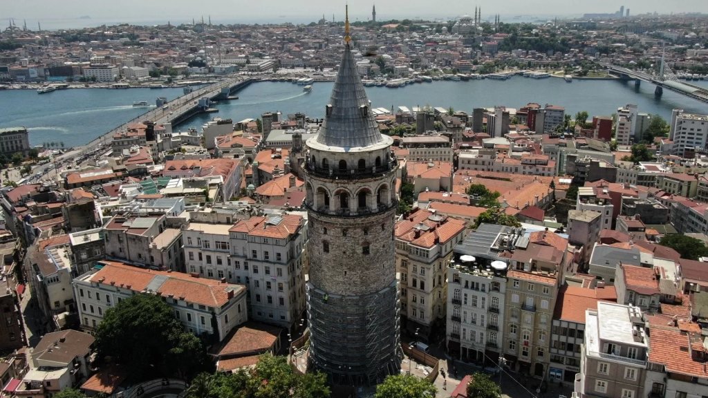 انفجار بيوغلو سببه عطل في هياكل الكابلات تحت الأرض والسلطات تعمل على إجلاء سكان البناء