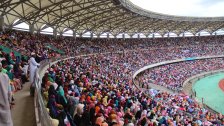 بالصور/ ليست مباراة كرة قدم.. الآلاف يحتشدون لحضور مسابقة &laquo;إفريقيا الكبرى للقرآن الكريم&raquo; داخل ملعب في تنزانيا