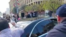 بالفيديو/ المعتصمون يرشقون سيارة إيلي الفرزلي وهو في طريقه الى جلسة الكابيتال كونترول والأخير يدخل بالقوة!