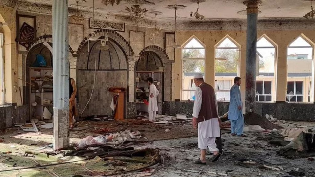بالفيديو/ عشرات الشهـــ .د/ء والجرحى جراء انفجار في أحد أكبر مساجد الشيعة في أفغانستان	