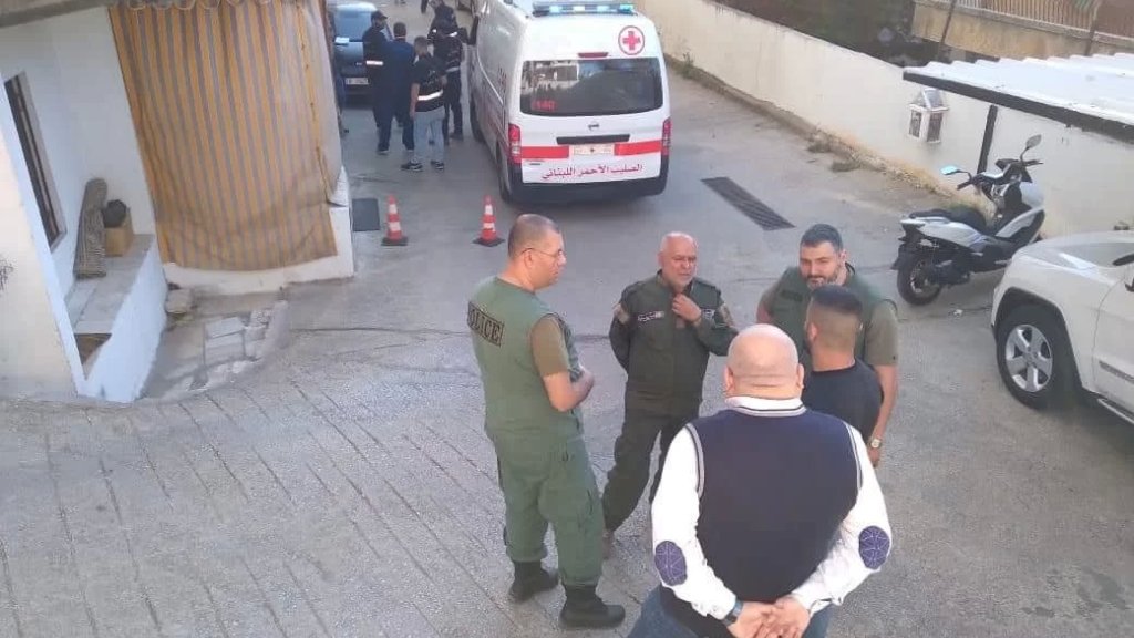 كان يقوم بإصلاح باب شقته فإنزعج جاره وأطلق عليه عيارين ناريين من بندقية صيد في زوق مكايل.. الجاني فر وعاد وسلم نفسه!