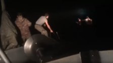 فيديو متداول قيل أنّه لـ "للحظات الأولى لقيام الجيش بإنقاذ بعض أفراد القارب الذي غرق قبالة الشاطئ في منطقة الميناء طرابلس" 