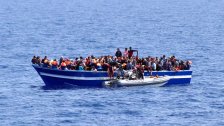يعرضون لهم مقاطع مصورة لعائلات هاجرت معهم في السابق ووصلت إلى أوروبا.. هكذا تتم عمليات الهجرة غير الشرعية عبر البحر وهذه كلفتها!