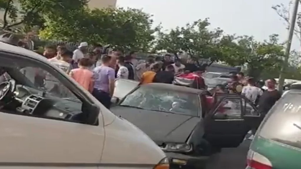 بالفيديو/ في طرابلس... سيارة تنحرف عن مسارها وترتطم بالرصيف وسقوط مجموعة من الجرحى !