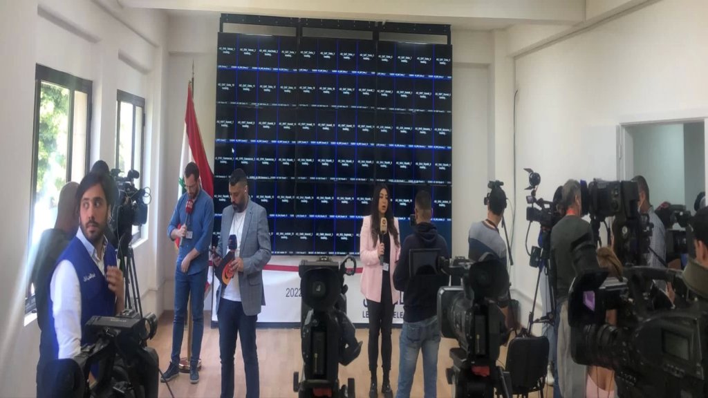 بالصورة/ انقطاع عملية المراقبة للانتخابات النيابية في وزارة الخارجية في غرفة الصحافة بسبب سوء الانترنت