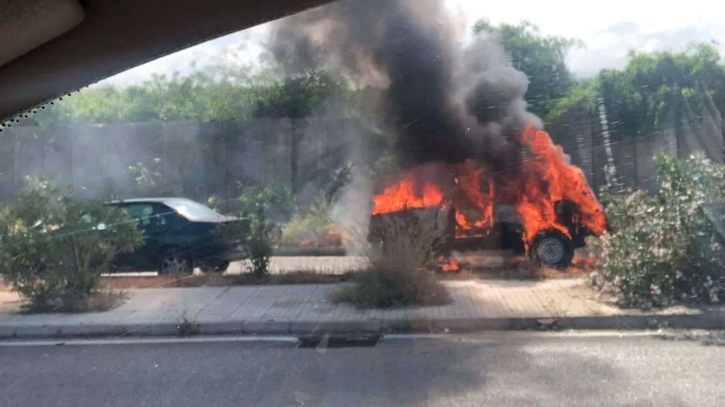 بالفيديو/  احتراق سيارة على  اوتوستراد خلدة الكوستابرافا باتجاه بيروت مما أدى الى زحمة سير خانقة