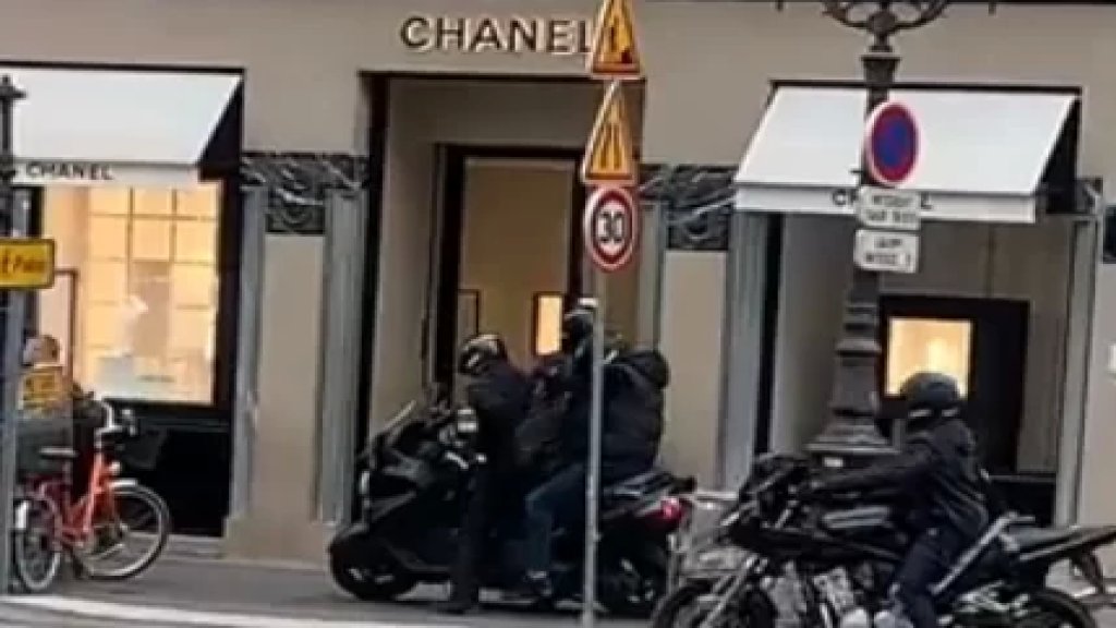 بالفيديو/ عملية سرقة "فاخرة" في وضح النهار.. لصوص يهاجمون متجراً لـ"شانيل" وسط العاصمة الفرنسية باريس!