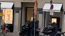 بالفيديو/ عملية سرقة "فاخرة" في وضح النهار.. لصوص يهاجمون متجراً لـ"شانيل" وسط العاصمة الفرنسية باريس!