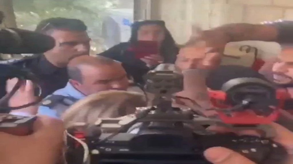 بالفيديو/ الاحـ.ـتلال يقتحم منزل الإعلامية شيرين أبو عاقلة في القدس 
