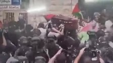 بالفيديو/ لحظة قمع الاحتلال لمشيّعي جثمان الصحفية شيرين أبو عاقلة في المستشفى الفرنسي