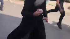 فيديو متداول... كاهن يشارك بـ "رمي الحجارة" خلال إشكال زحلة