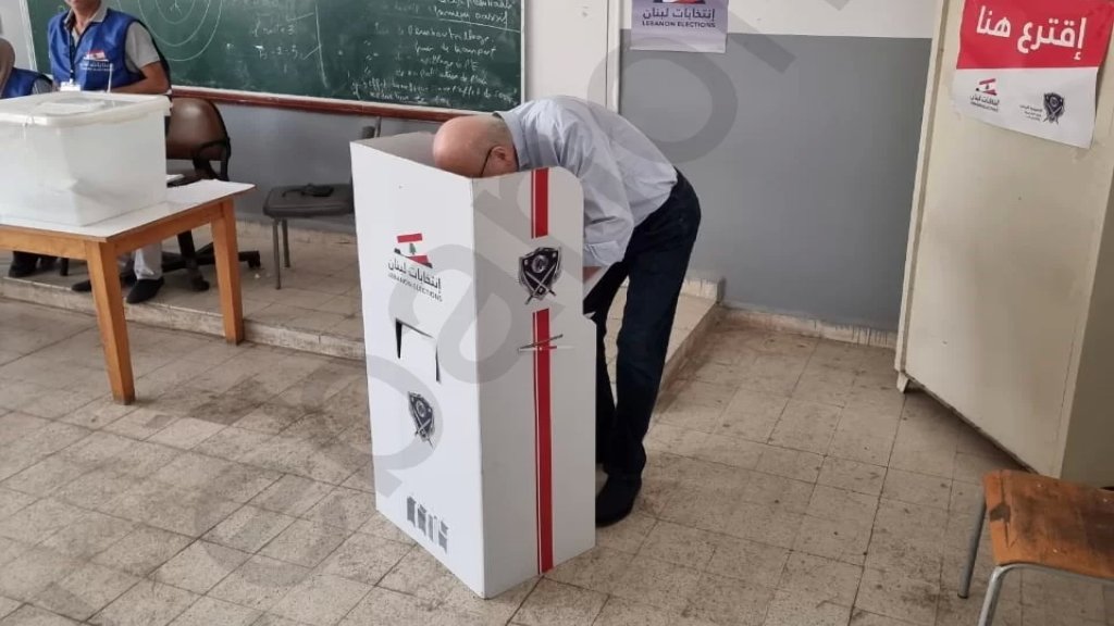 بالصور/ ميقاتي يدلي بصوته في طرابلس: عملية الاقتراع تجري حتى الآن بشكل جيد