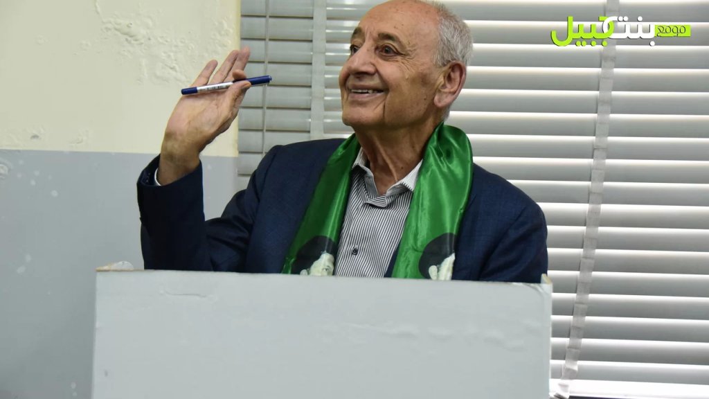 من تبنين.. لحظة إدلاء الرئيس بري بصوته دون أي تصريح ملتزمًا الصمت/ صور وفيديو