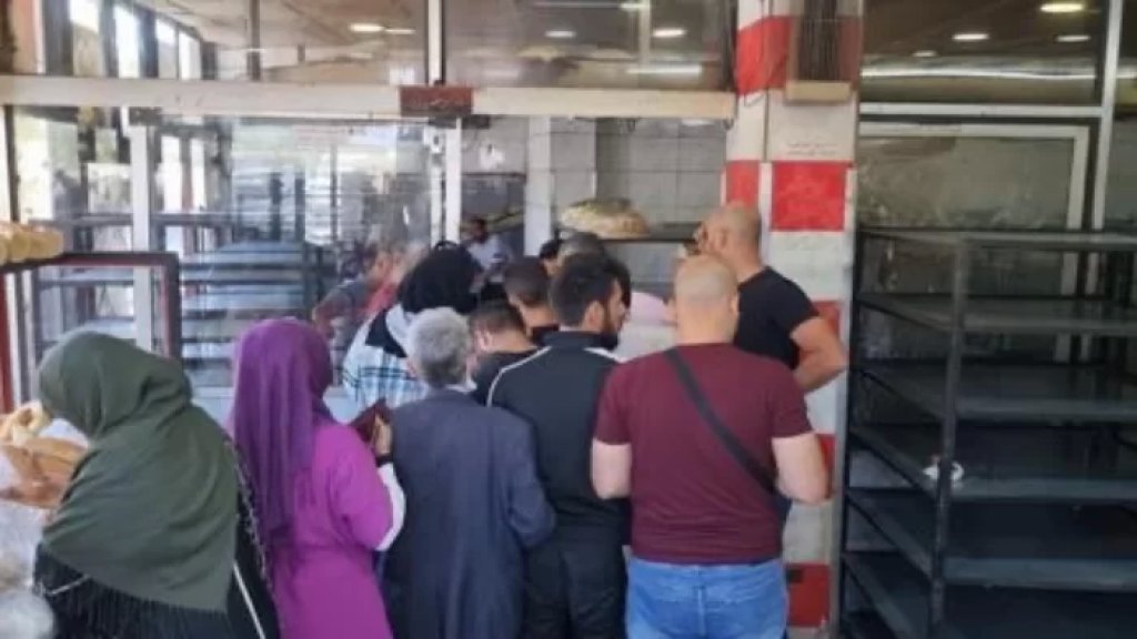 زحمة في الافران الكبرى لبيع الخبز في صيدا