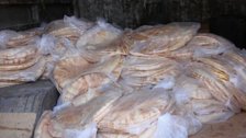 ربطة الخبز بـ35 الف ليرة في النبطية.. وعائلات سورية استولت على حمولة فان لاحد الافران ودفعت ثمنها