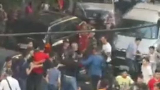 بالفيديو/ حادث مخيف... إشكال في منطقة المريجة وسيارة تدهس عدد من المواطنين!