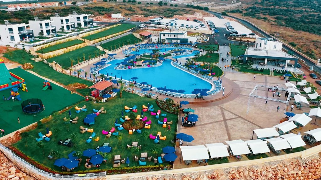 بالصور/ بإطلالته الخلابة وجلساته الملوكية.. Hill Side Resort بانتظاركم بدءًا من الأربعاء أول حزيران