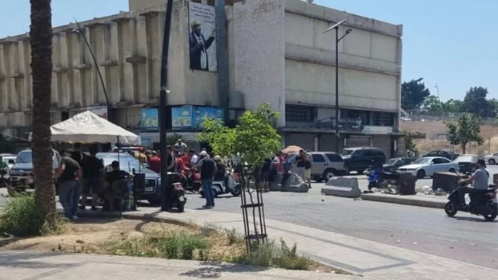 بالفيديو/ قطع الطريق عند البوابة الفوقا في صيدا احتجاجا على تردي الاوضاع المعيشية والتفلت الجنوني بسعر صرف الدولار