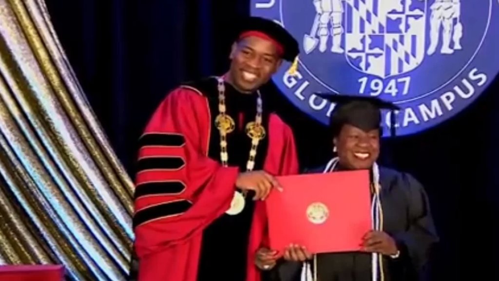 بالفيديو/ بعمر الـ 82.. امرأة أمريكية تحقق حلمها وتنال الشهادة الجامعية!