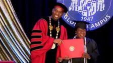 بالفيديو/ بعمر الـ 82.. امرأة أمريكية تحقق حلمها وتنال الشهادة الجامعية!
