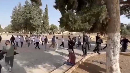 بالفيديو/ المرابطون يلاحقون عضو الكنيست &quot;إيتمار بن غفير&quot; لحظة اقتحامه للمسجد الأقصى قبل قليل
