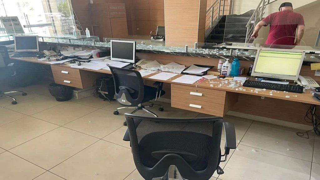 بالصور/ مواطن يحطم ويكسر بعض محتويات "فينيسيا بنك" فرع صور صباح اليوم