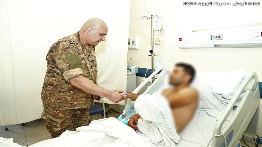 بالصور/ قائد الجيش يزور العسكريين الذين أصيبوا في الشراونة: دماء الشـ/ هـ. داء والجرحى لن تذهب سدى
