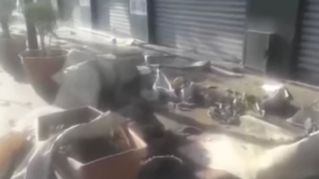 بالفيديو/ رمى نفايات من اعلى مبنى...شخص يعاني من اضطراب عقلي حطم بعض المحتويات في سوق صيدا التجاري