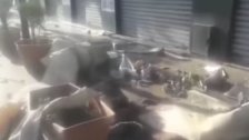 بالفيديو/ رمى نفايات من اعلى مبنى...شخص يعاني من اضطراب عقلي حطم بعض المحتويات في سوق صيدا التجاري