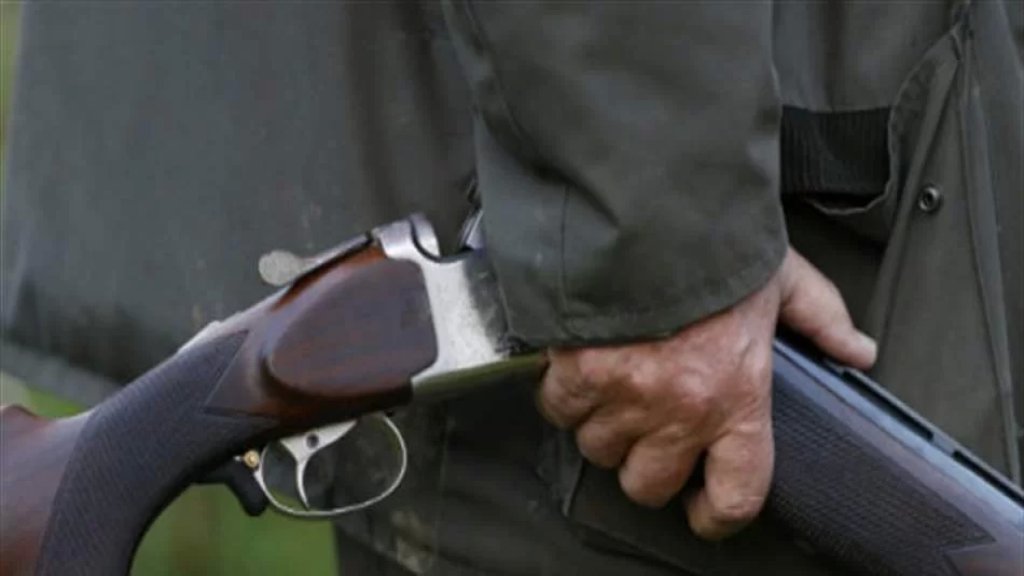 حادثة "غريبة" في أميون.. عجوز يطلق النار عشوائياً من سلاح صيد على كل من يراه أو يحاول القبض عليه ويصيب 5 مواطنين!