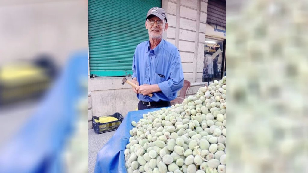 محتالان يسرقان غلّة بائع لوز على عربة في طرابلس!