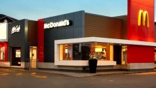 مطاعم ماكدونالدز تستأنف عملها في روسيا باسم جديد: فكوسنا &amp; توتشكا
